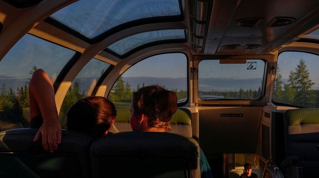 Un tren atraviesa una remota zona salvaje el sábado 10 de agosto de 2024, cerca de Canora, Saskatchewan.