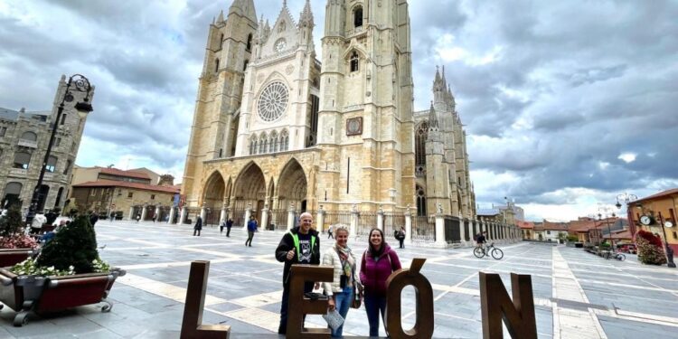 Influencers de viajes recorren León en una experiencia única de historia y tradición