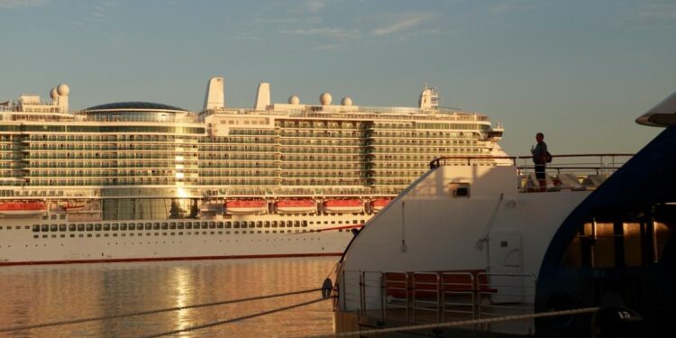 Dos cruceros visitan hoy Cádiz con más de 6.000 pasajeros