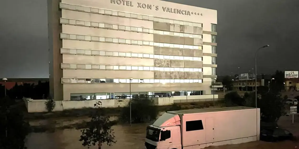 Los vuelos, trenes y carreteras afectadas por la DANA en Valencia y Castilla-La Mancha