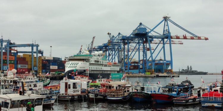 Sylvia Earle inaugura temporada de cruceros 2024-2025 del Puerto de Valparaíso