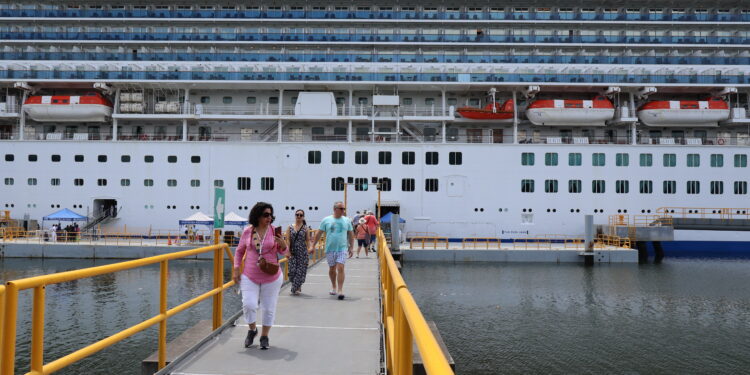 Sapphire Princess es el buque con el que se inauguró la temporada de cruceros 2024-2025 en Guatemala el 5 de octubre en Puerto Quetzal. (Foto, Prensa Libre: Carlos Paredes).