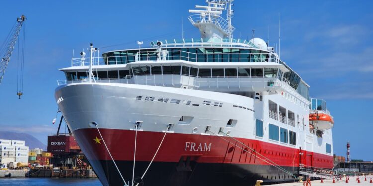 Nave de Hurtigruten da inicio a temporada de cruceros 2024-2025 en Puerto de Iquique