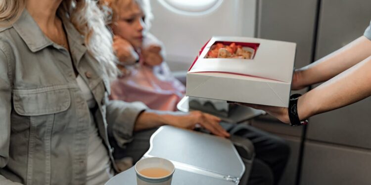 La próxima vez que viajes en avión fíjate en este detalle de los uniformes de los sobrecargos 