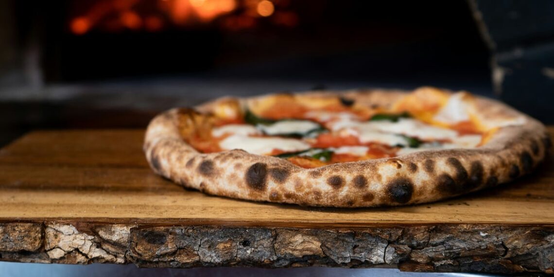 Las acciones de NeoPolitan Pizza And Foods alcanzaron el 5% del circuito superior después de cotizar con descuento en BSE SME