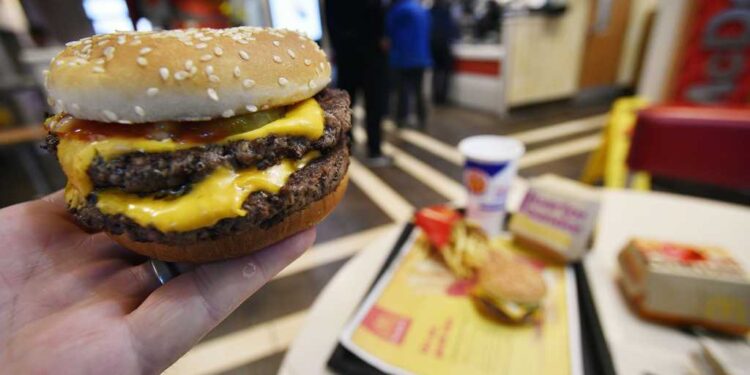 McDonald's dice que las cebollas de un productor de California están relacionadas con un brote mortal de E. coli