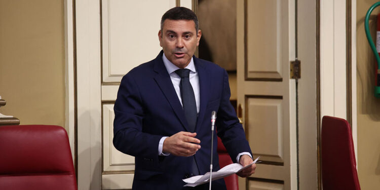 El Gobierno canario ratifica a Oswaldo Betancort que llegarán cruceros a Playa Blanca