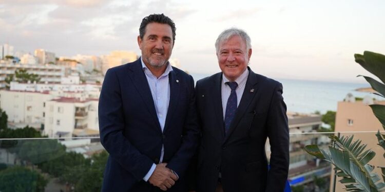 El alcalde Juan Antonio Amengual y el conseller Marcial Rodríguez celebran que Calvià será la sede de la convención de ABTA.