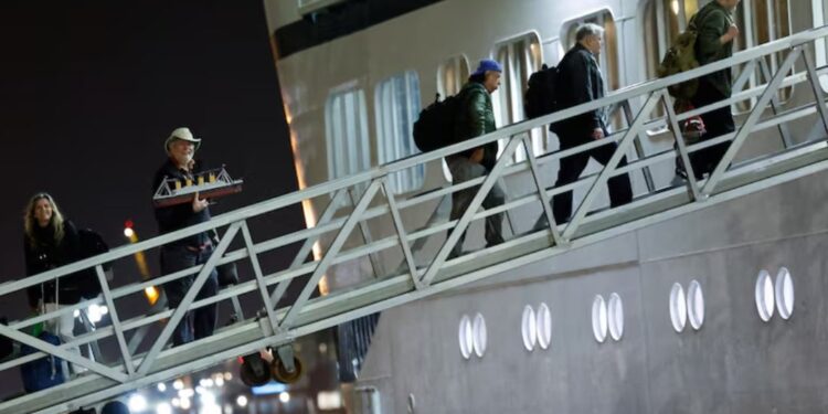 Los pasajeros se preparan para el primer crucero continuo del mundo tras un retraso