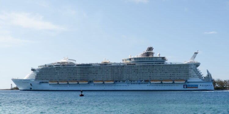 Pasajero de crucero de Royal Caribbean cae por la borda – Telemundo Washington DC (44)