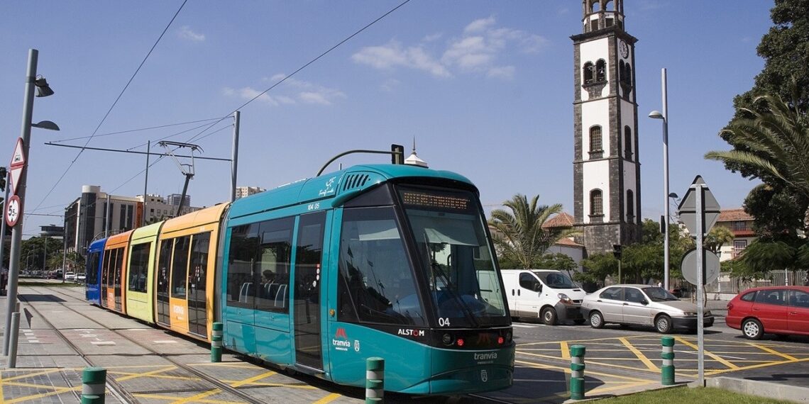 Tranvía de Tenerife, a su paso por Santa Cruz. / EP