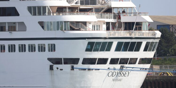Atrapados en un crucero de lujo: la insólita historia de unos millonarios en Europa
