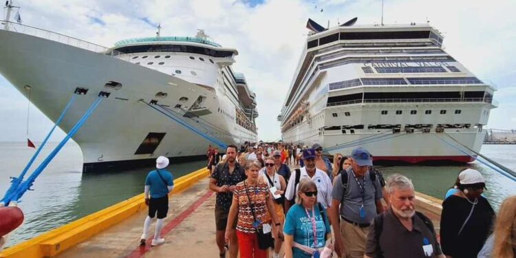 Progreso, con doble arribo de crucero