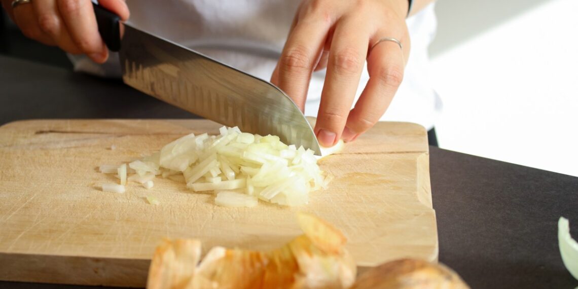 Taylor Farms retira del mercado cebollas crudas y cortadas