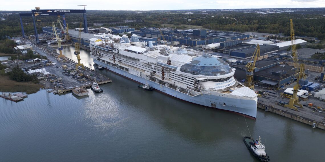Royal Caribbean celebra botadura de nuevo crucero en Finlandia