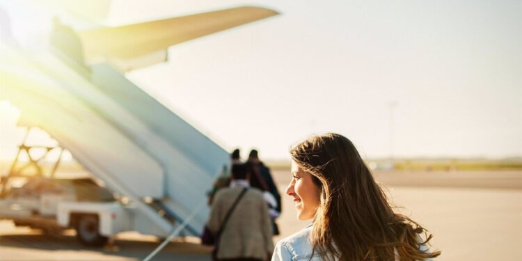 Traducción de idiomas y búsqueda de vuelos, las actividades con más interés para usar IA en los viajes, según Amadeus