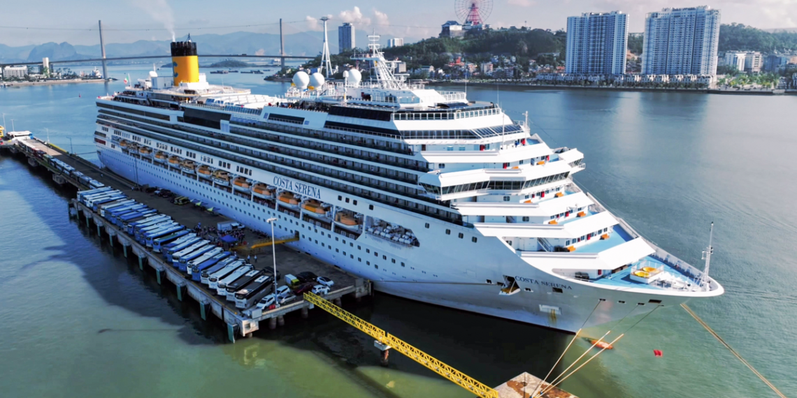 3.000 invitados de Hong Kong llegan a Ha Long en un crucero de 5 estrellas