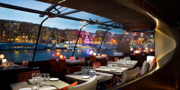 Un paseo en crucero por el río Sena en París