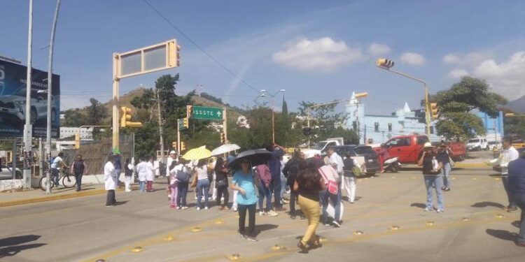 De nueva cuenta, trabajadores de Salud bloquean el crucero de la Fuente de las Ocho Regiones