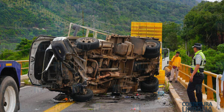 Vuelca camioneta de la Agropecuaria “El Avión” en la carretera Tepic – Crucero de San Blas