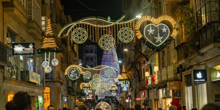 La calle del Príncipe iluminada durante la Navidad.