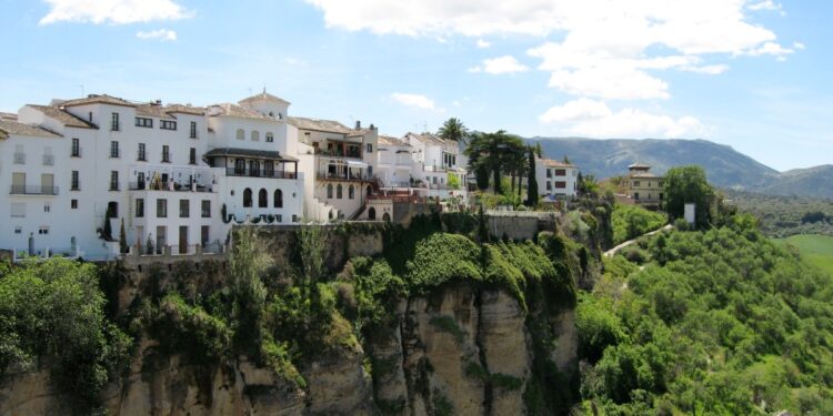 ¿Dónde viajar en noviembre? Los mejores destinos en España — idealista/news