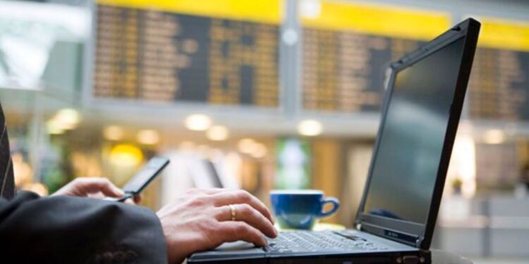 ¿Planeás viajar al extranjero? Expertos advierten sobre los riesgos de conectarse a un Wi-Fi público