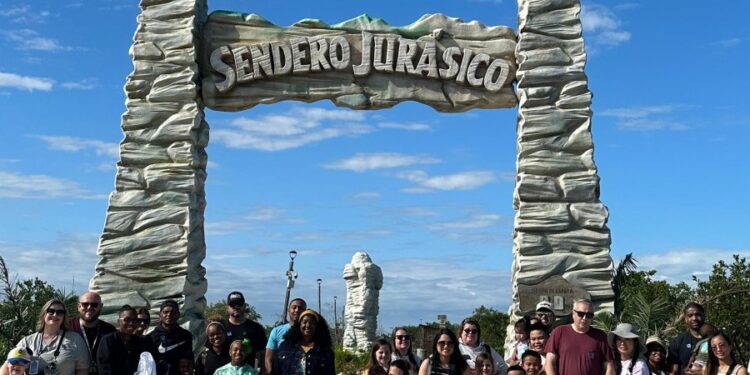 Turistas de crucero visitaron el Sendero Jurásico