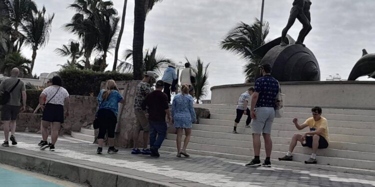 Cruceros elevan las ventas de comerciantes de la Sánchez Taboada en un 40% - El Sol de Mazatlán