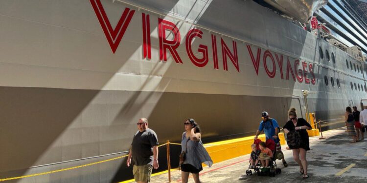 Arribo de crucero a Mahahual.