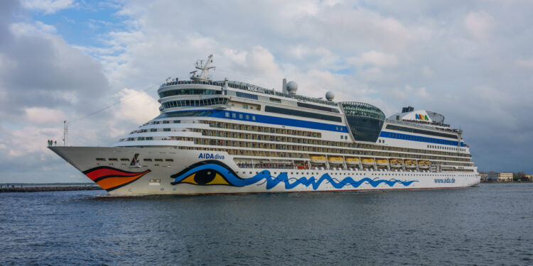 Cádiz recibe a más de 7.900 pasajeros a bordo de cuatro cruceros ·