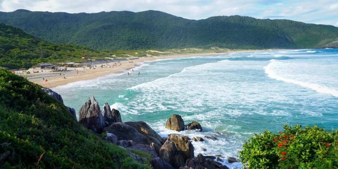 Calculadora en mano: cuánto cuesta viajar a Brasil este verano