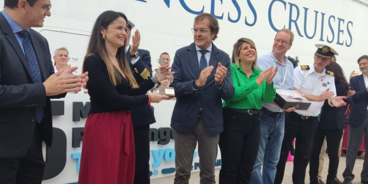 Cartagena celebra a su pasajera 2,5 millones: una gijonesa enamorada del Mediterráneo descubre la ciudad