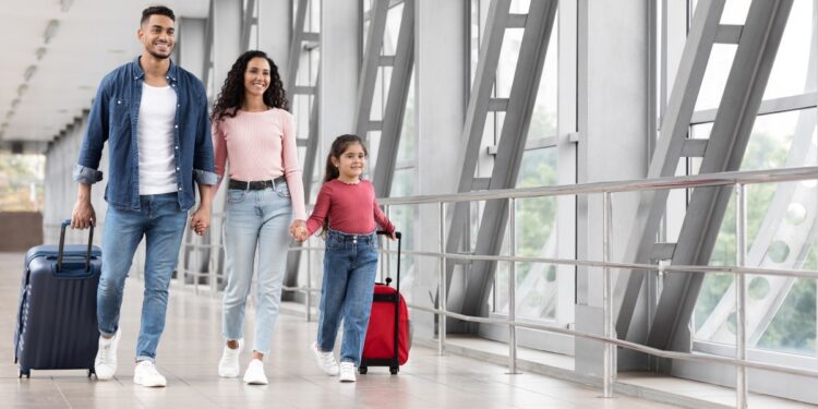 Descubre los aeropuertos que debes considerar y evitar para tus viajes en Thanksgiving y Navidad en Estados Unidos