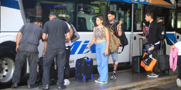 Recomendaciones para los viajes en micros. Foto: NA/Damián Dopacio