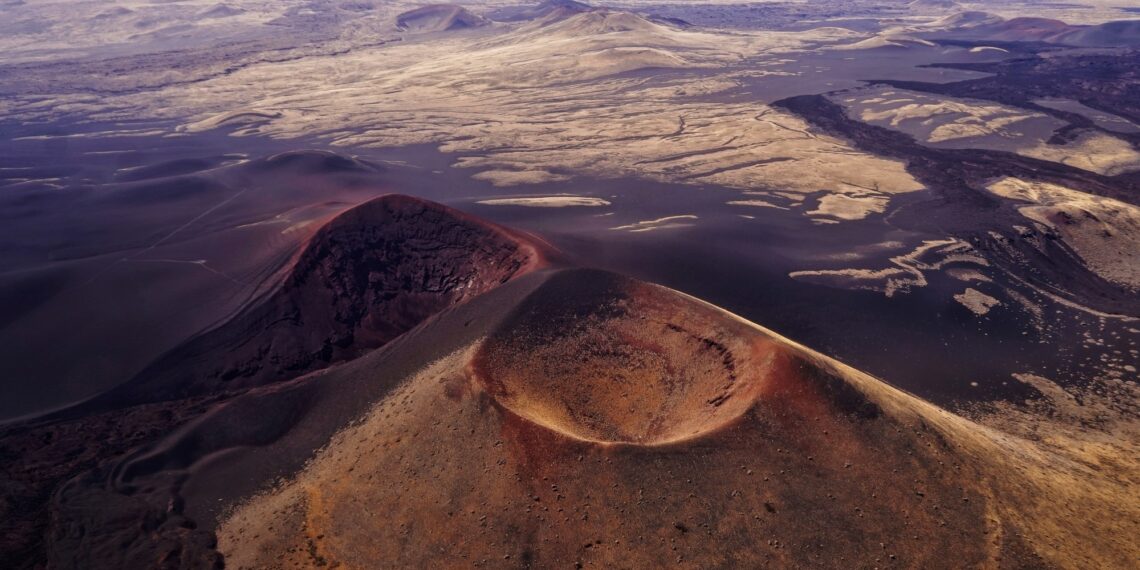 Cómo es La Payunia, el área protegida de Mendoza con más de 800 volcanes y la mayor migración de guanacos del mundo