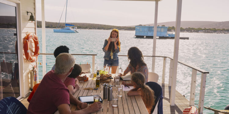 Booking.com presenta las nueve predicciones en viajes para 2025