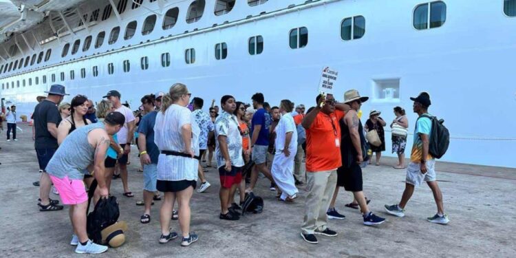 Llegan a Mazatlán dos cruceros turísticos con más de 8 mil pasajeros