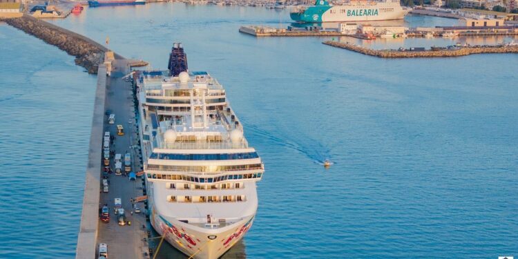 La primera escala del crucero Norwegian Pearl cierra «la mejor» temporada de cruceros del puerto de Motril