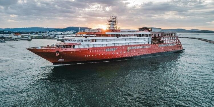 El Star Seeker de Windstar Cruises toca el agua por primera vez