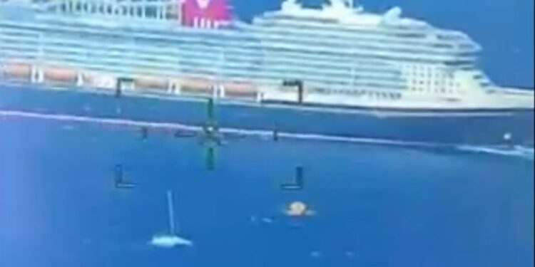 El vídeo muestra un crucero de Disney rescatando a marineros perdidos en el mar