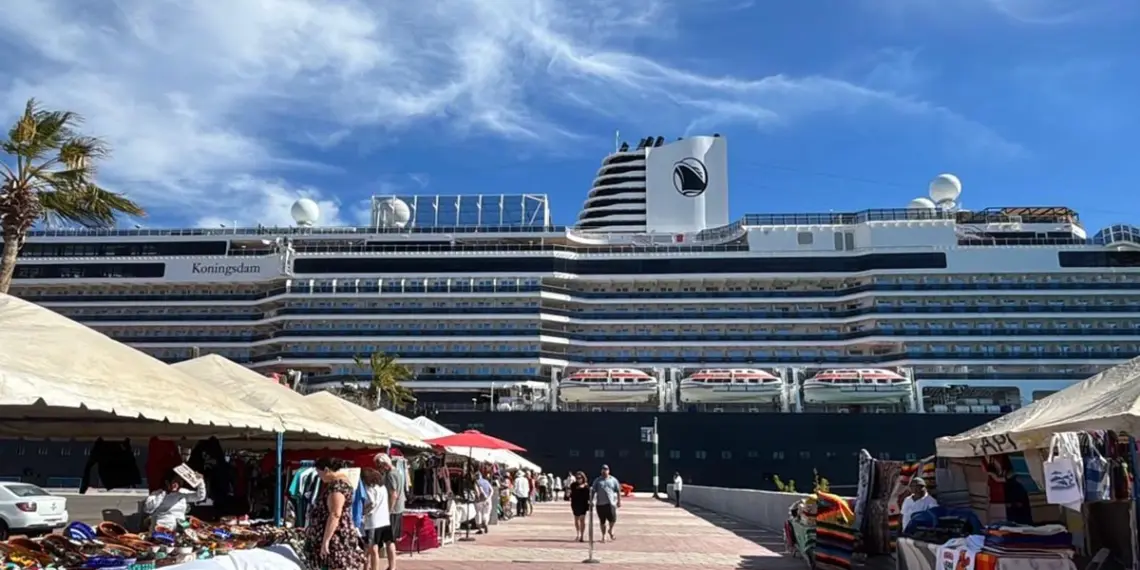 Arribó a La Paz el crucero Koningsdam con más de 2 mil 800 pasajeros