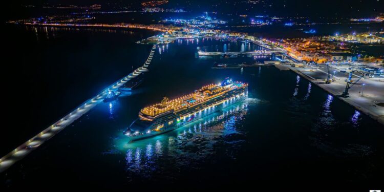 El crucero Norwegian Pearl hace su primera escala en el Puerto de Motril con 2.351 pasajeros y 1.023 tripulantes