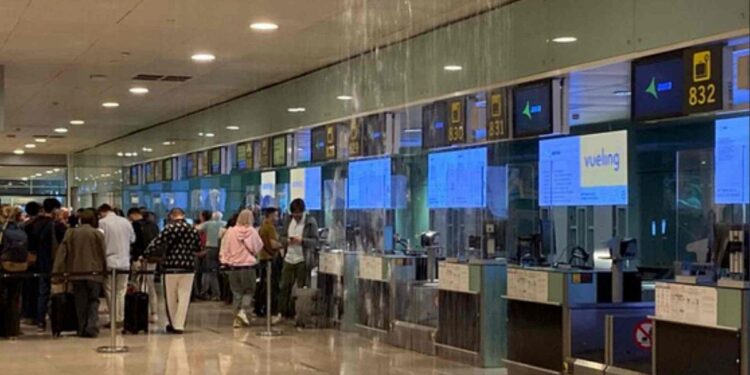 "No viajar salvo en caso de estricta necesidad": Caos en el aeropuerto de Barcelona con la terminal y la pista inundadas