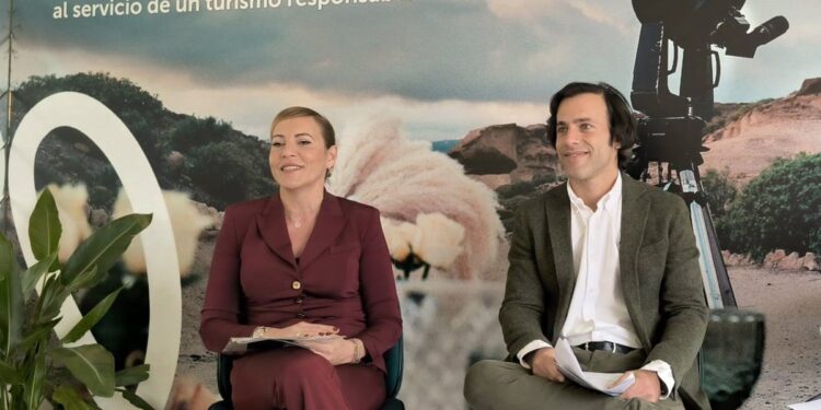 Viajes en solitario, conexión con el destino y experiencias locales, tendencias viajeras de 2025