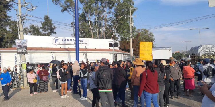Padres de familia bloquean el crucero de Hacienda Blanca sobre la carretera 190