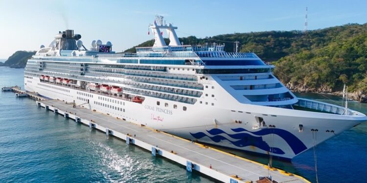 Huatulco recibe 44,354 pasajeros en temporada de cruceros 2024, generando derrama económica de casi 50 millones de pesos