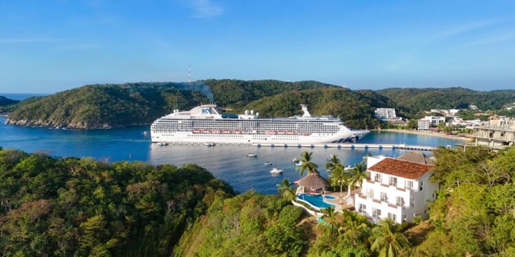 Derrama económica de cruceros en Huatulco llega a 49.6 millones en 2024