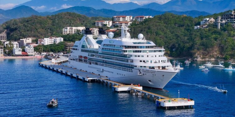 Derrama económica de cruceros en Huatulco llega a 49.6 millones en 2024