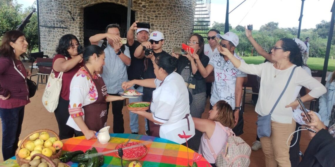 Turistas nacionales vienen a Puebla a probar los chiles en nogada
